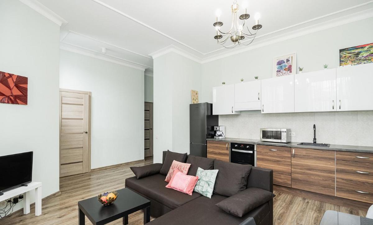 Art Deco One-Bedroom Suite in Library House with Free 5G WiFi - Housity