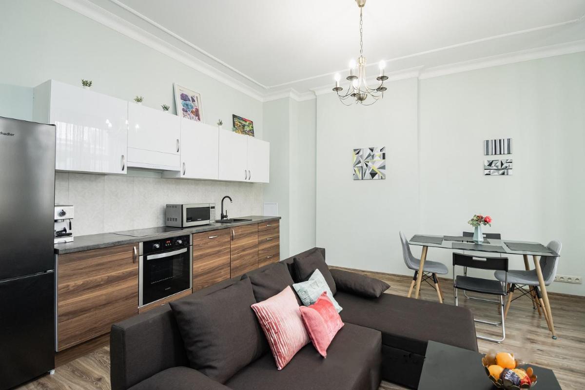 Art Deco One-Bedroom Suite in Library House with Free 5G WiFi - Housity