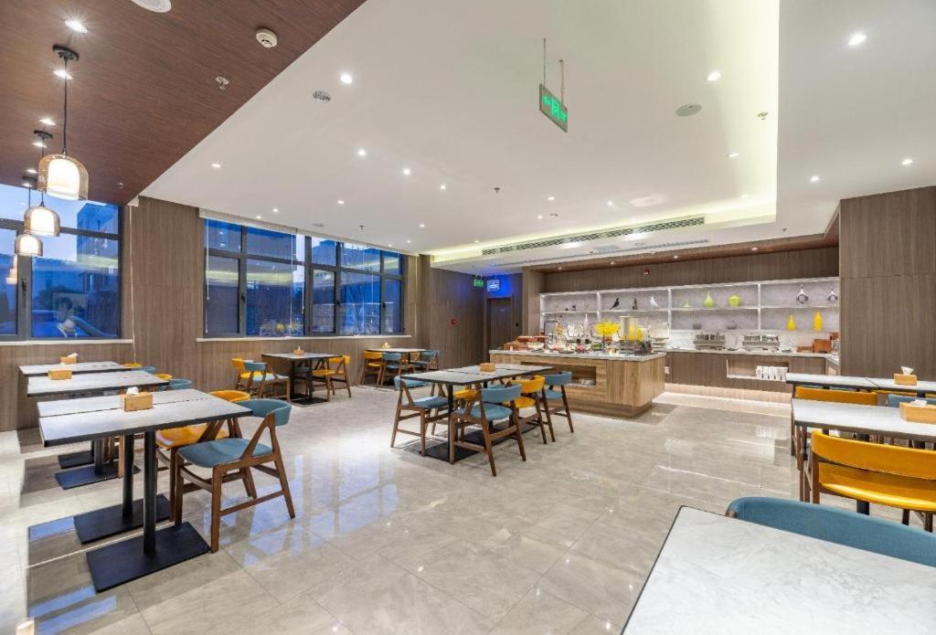 Hanting Premium Hotel Ji'nan Tangzhi - Housity