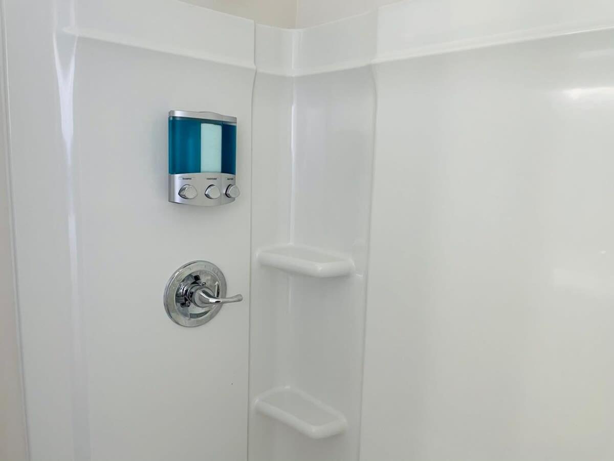 Large Renovated Cottage on East Lake Park - Housity