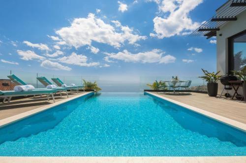 Suitetrails - Luxury Sunny Villa Front Beach