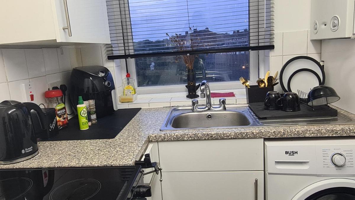 Stylish room kingsize bed 1 stop from Wembley stadium - Housity