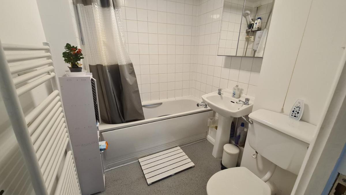 Stylish room kingsize bed 1 stop from Wembley stadium - Housity