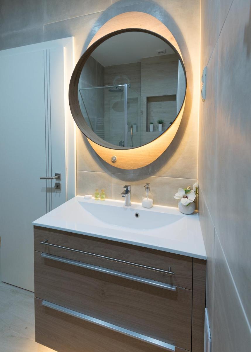 Central Deluxe Apartments - Housity