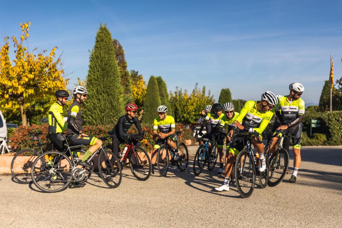 Montar en bicicleta en Hotel TorreMirona Golf & Spa o alrededores