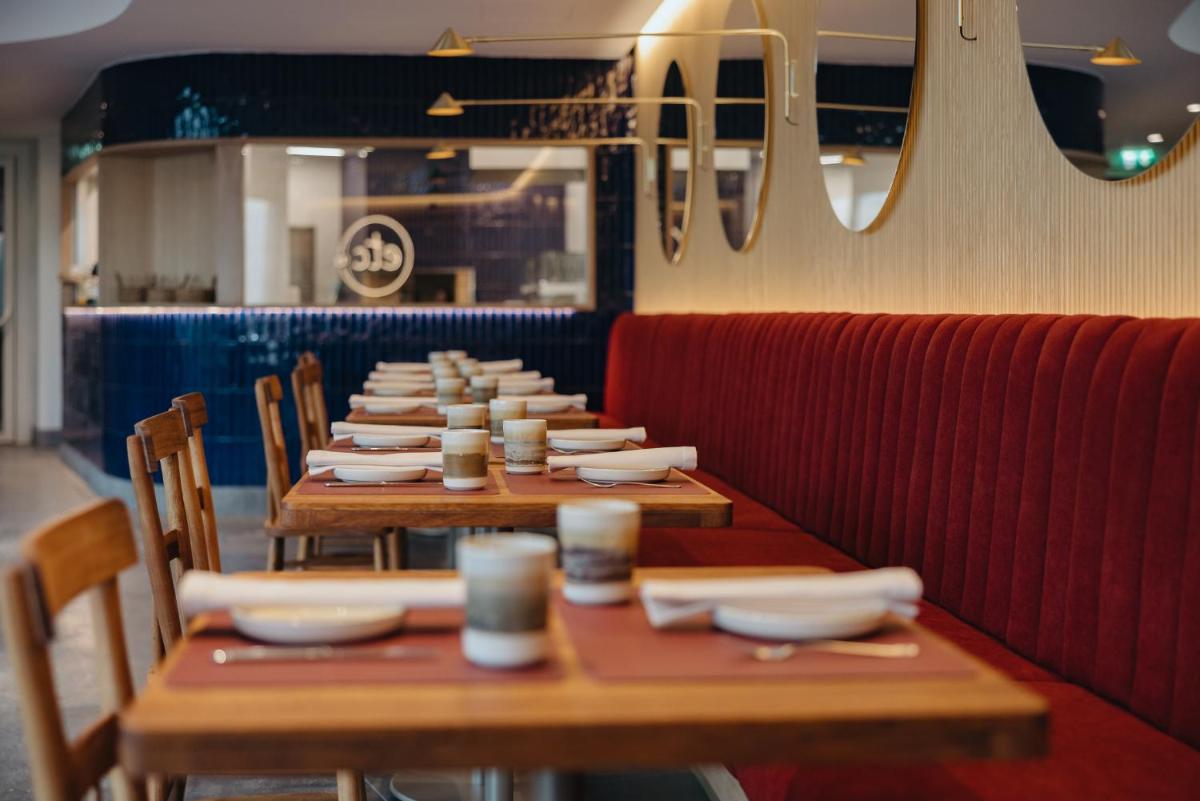 Um restaurante ou outro lugar para comer em NINE DOTS Azorean Art Boutique Hotel