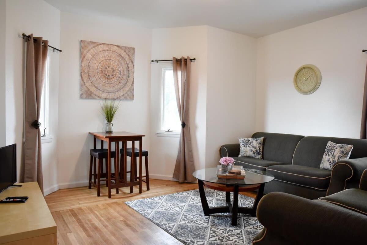 Cozy & Family Friendly Pittsburgh Home Sleeps 6 - Housity
