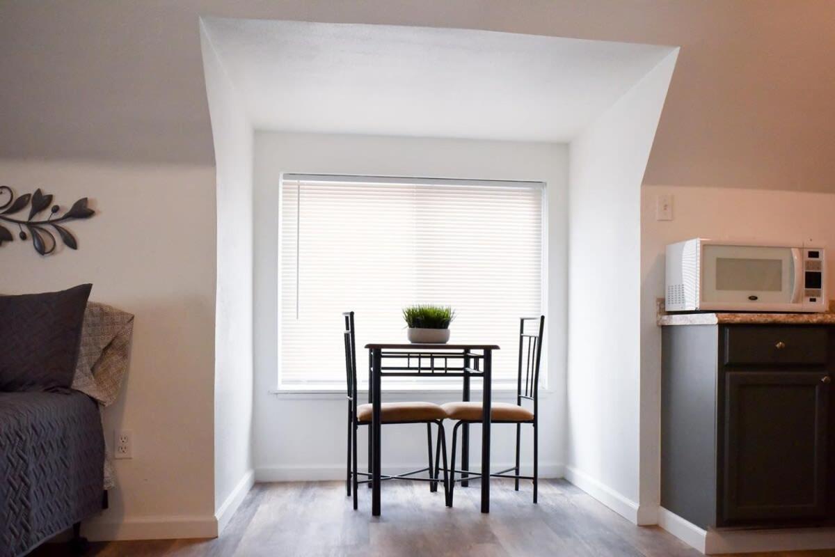 Unwind in a Bright Comfortable Apartment for 3 - Housity