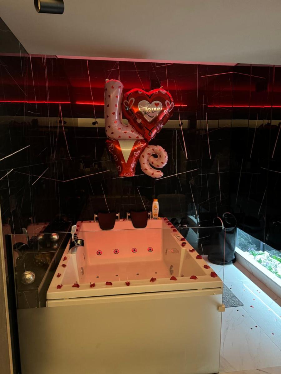 Romantic & Jacuzzi - Housity