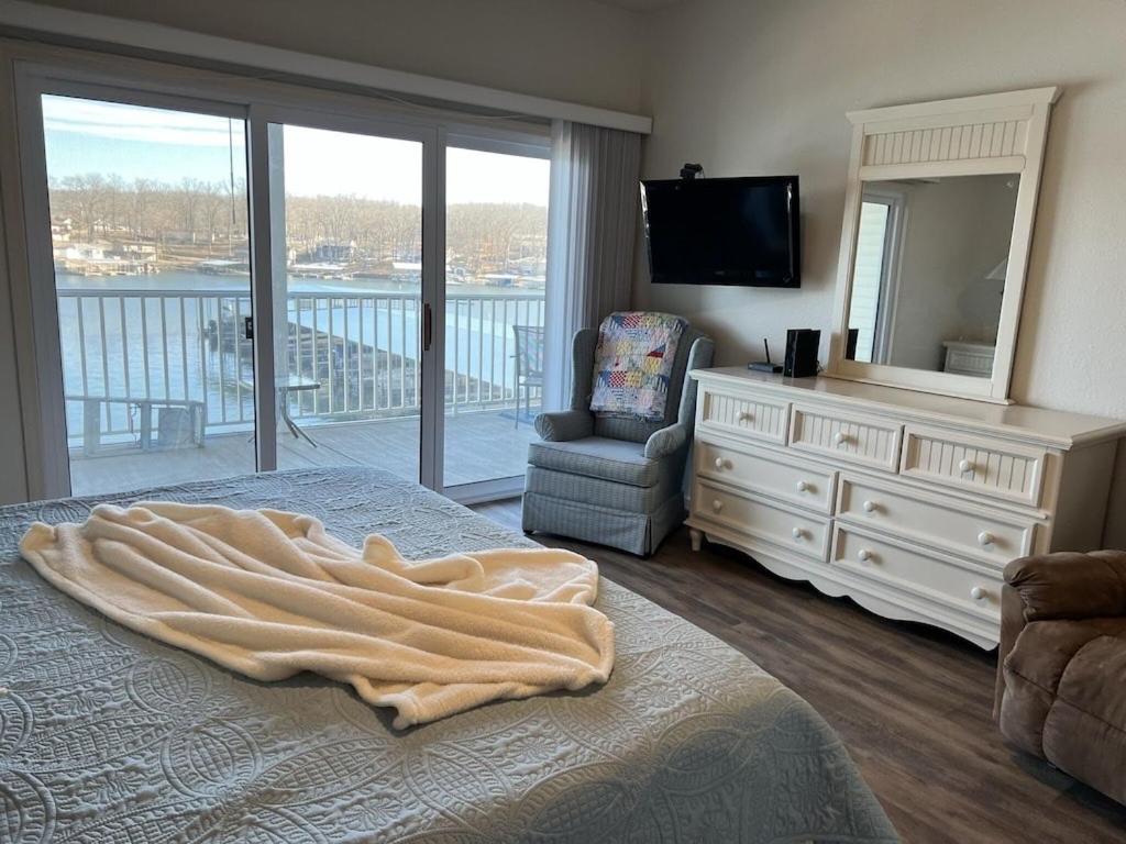 Lake Lodge Condo - Housity