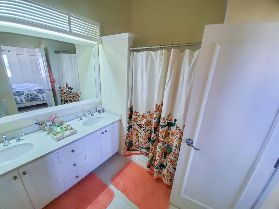"LuxuryCrest , King Bed, BBQ & Backyard Games, Near Ocho Rios" - Housity