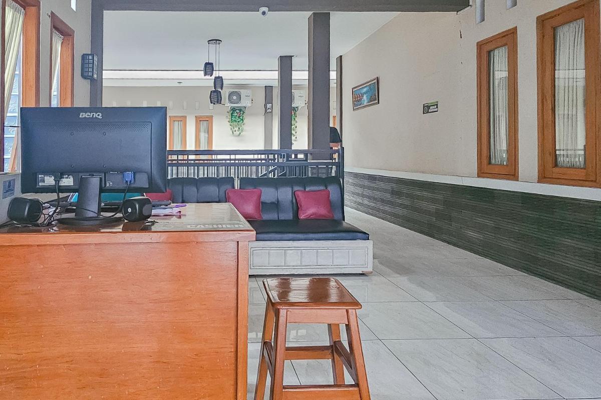 RedDoorz near Alun Alun Cianjur - Hizvo