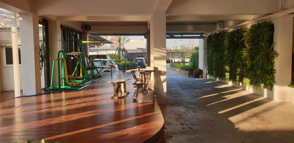THOUSAND-TEN THOUSAND HOTEL - Housity