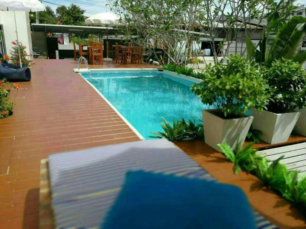 THOUSAND-TEN THOUSAND HOTEL - Housity