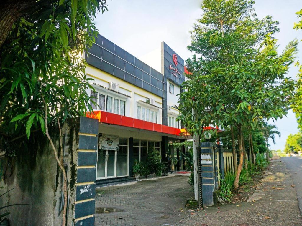 Suitetrails - Capital O 91331 Hotel Grand Saota Soppeng