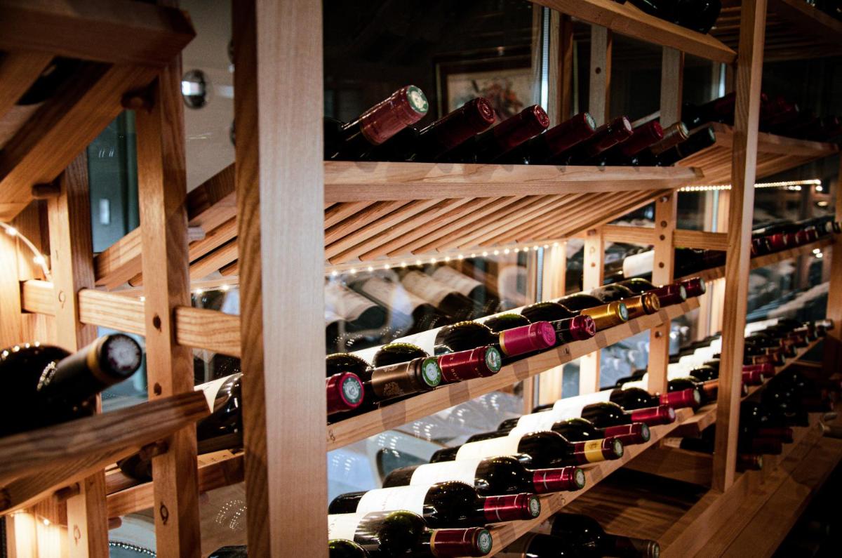 un tas de bouteilles de vin dans une cave à vin dans l'établissement Maison Legate "Hôtel Le Baudiere & Spa", à Saint-Beauzire