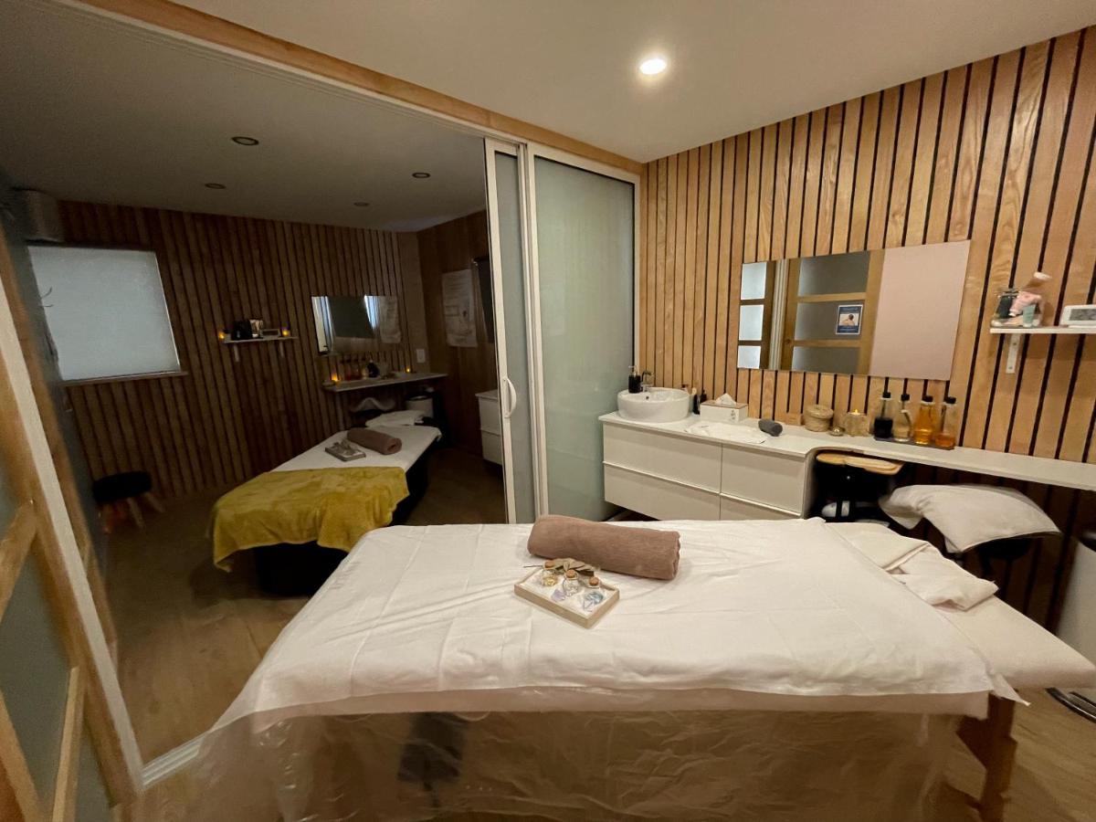 Un ou plusieurs lits dans un hébergement de l'établissement Maison Legate "Hôtel Le Baudiere & Spa"