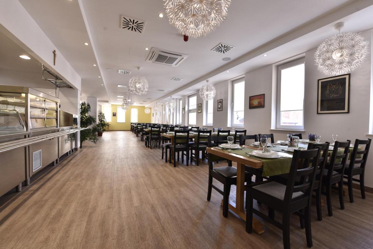 Hotel Dompes - Housity
