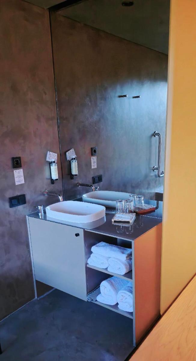 Uma casa de banho em Cró Hotel Rural
