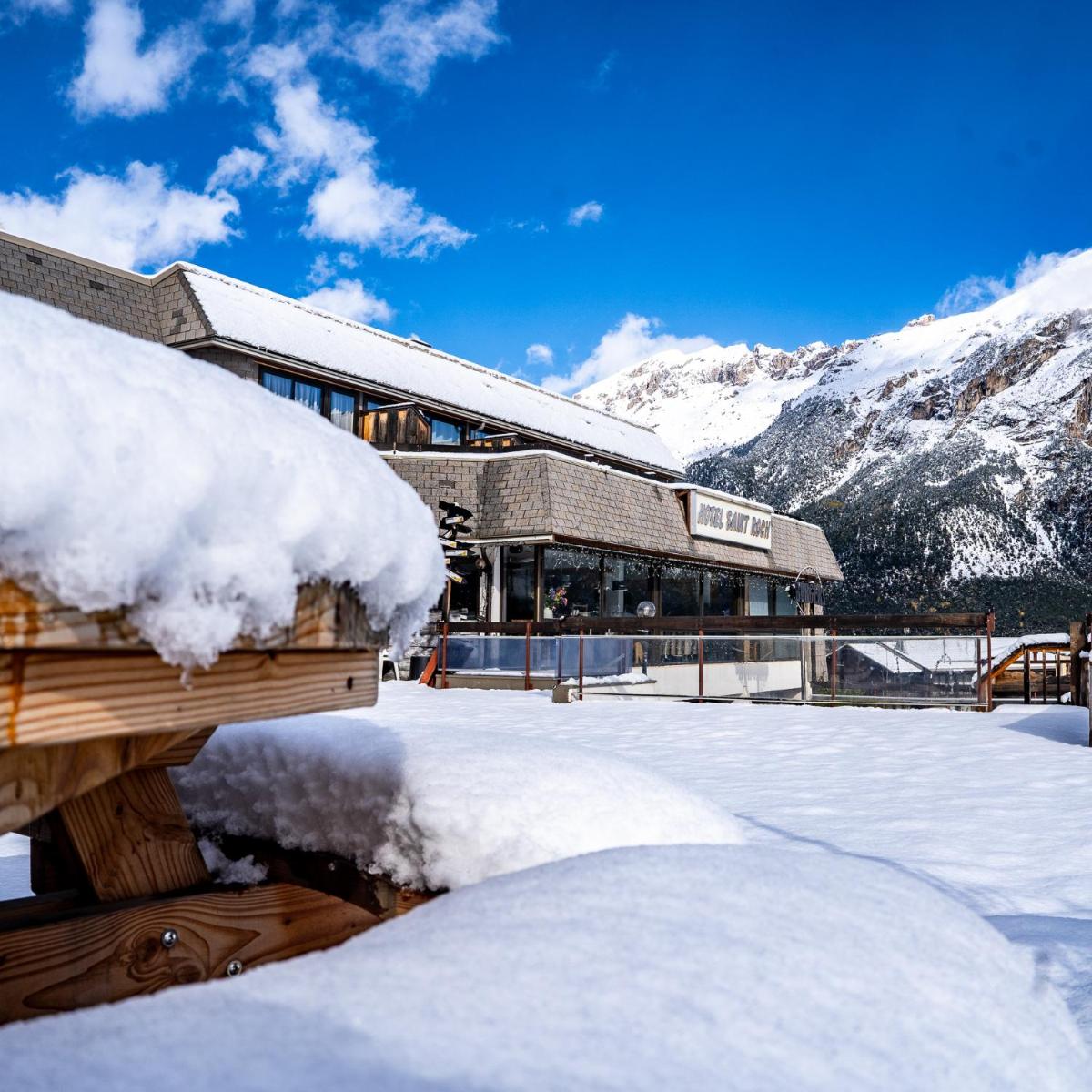 Vue générale sur la montagne ou vue sur la montagne depuis l'hôtel