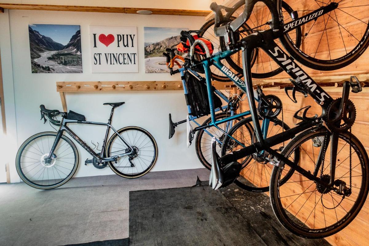 Vélo sur le terrain de l'établissement Hôtel Restaurant Saint Roch ou dans les environs