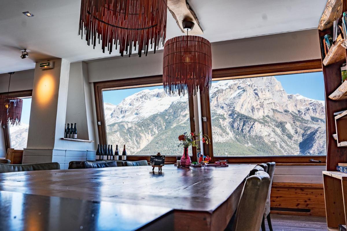 Vue générale sur la montagne ou vue sur la montagne depuis l'hôtel