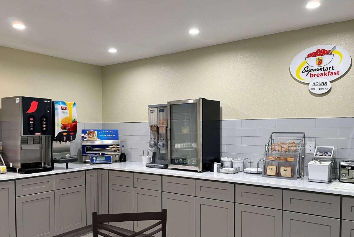 Super 8 by Wyndham Indianapolis Emerson - Housity