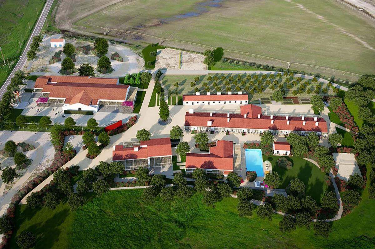 uma vista aérea de um campus escolar com edifícios em Sorraia Hotel Rural em Santa Justa