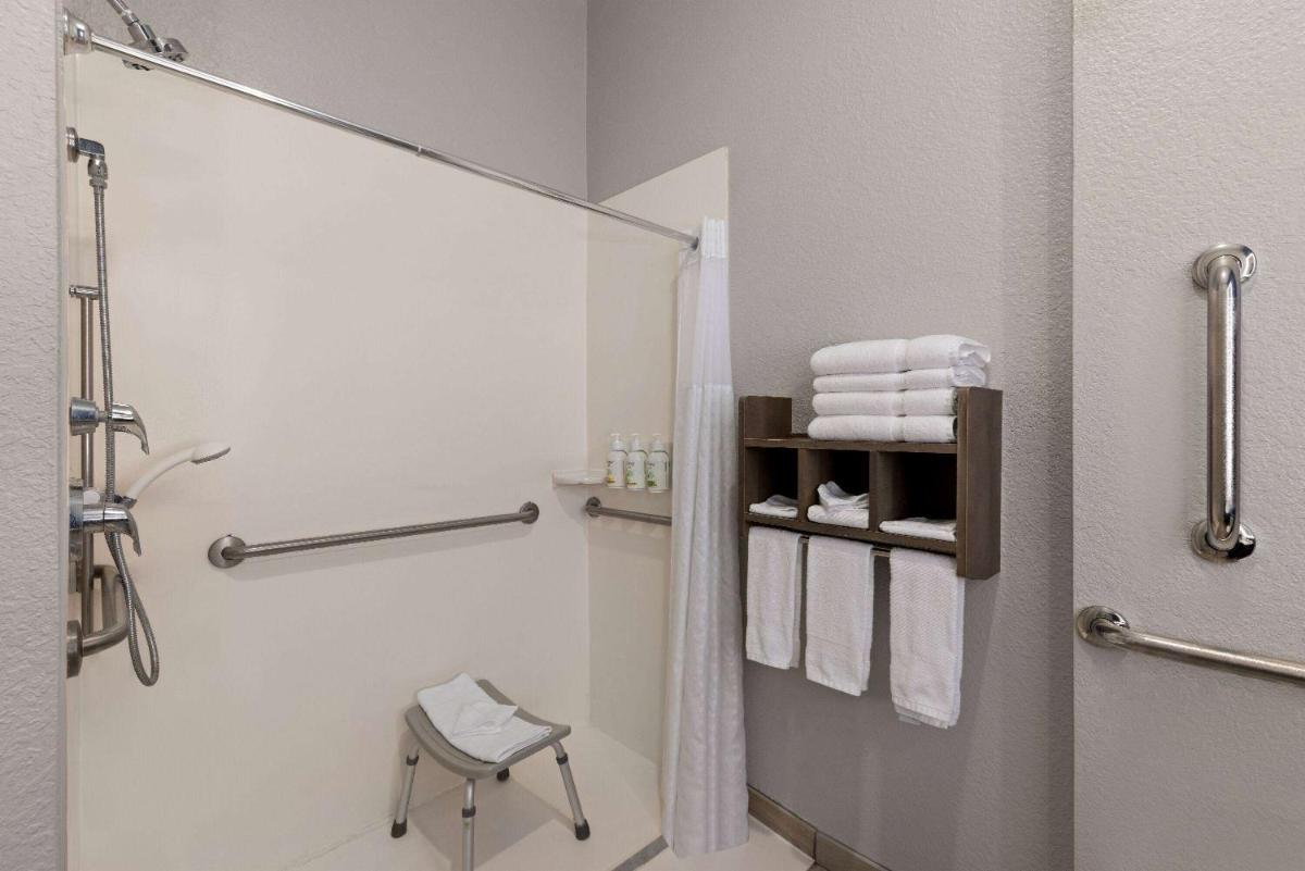 La Quinta Inn and Suites by Wyndham at WaTiki Waterpark - Housity