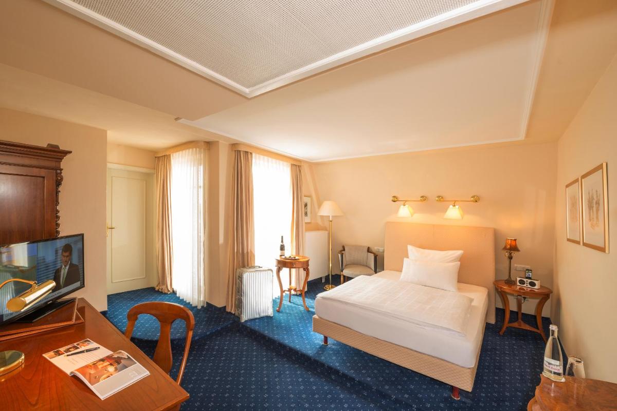 Ein Bett oder Betten in einem Zimmer der Unterkunft Hotel Erbprinz - Gourmet & Spa