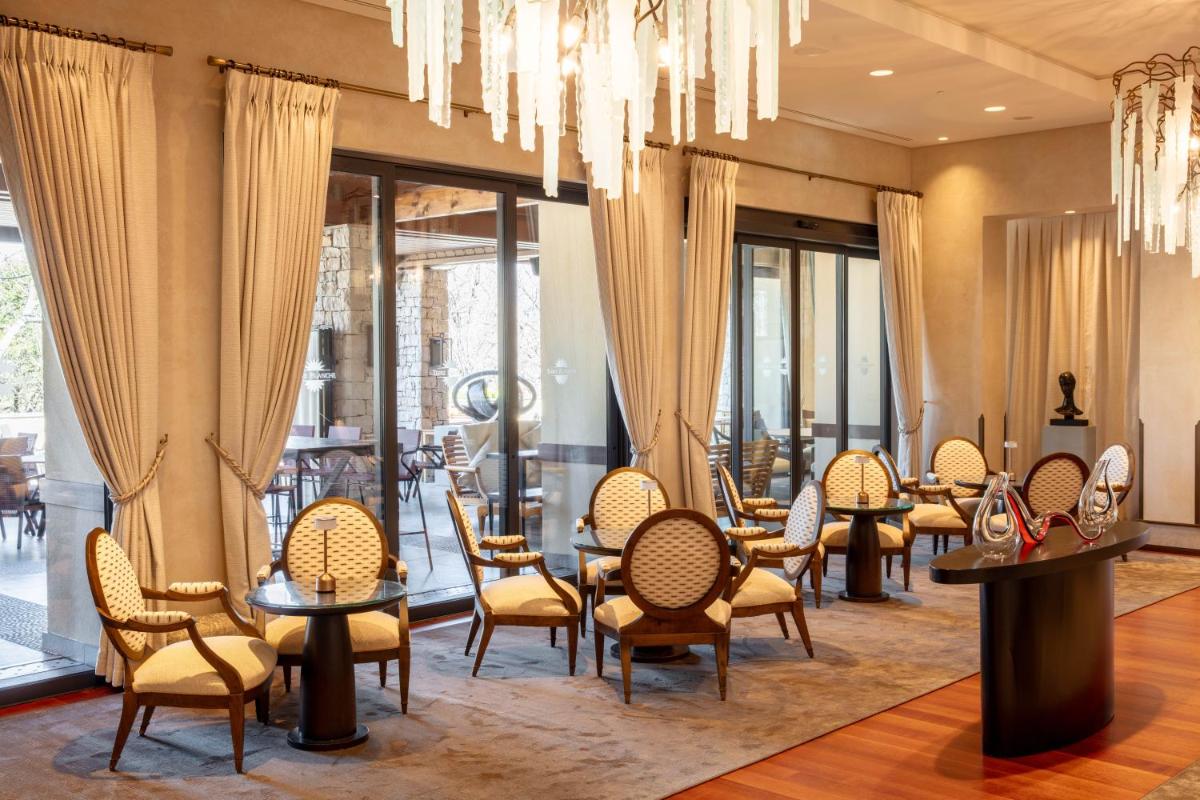 Coin salon dans l'établissement Terre Blanche Hotel Spa Golf Resort