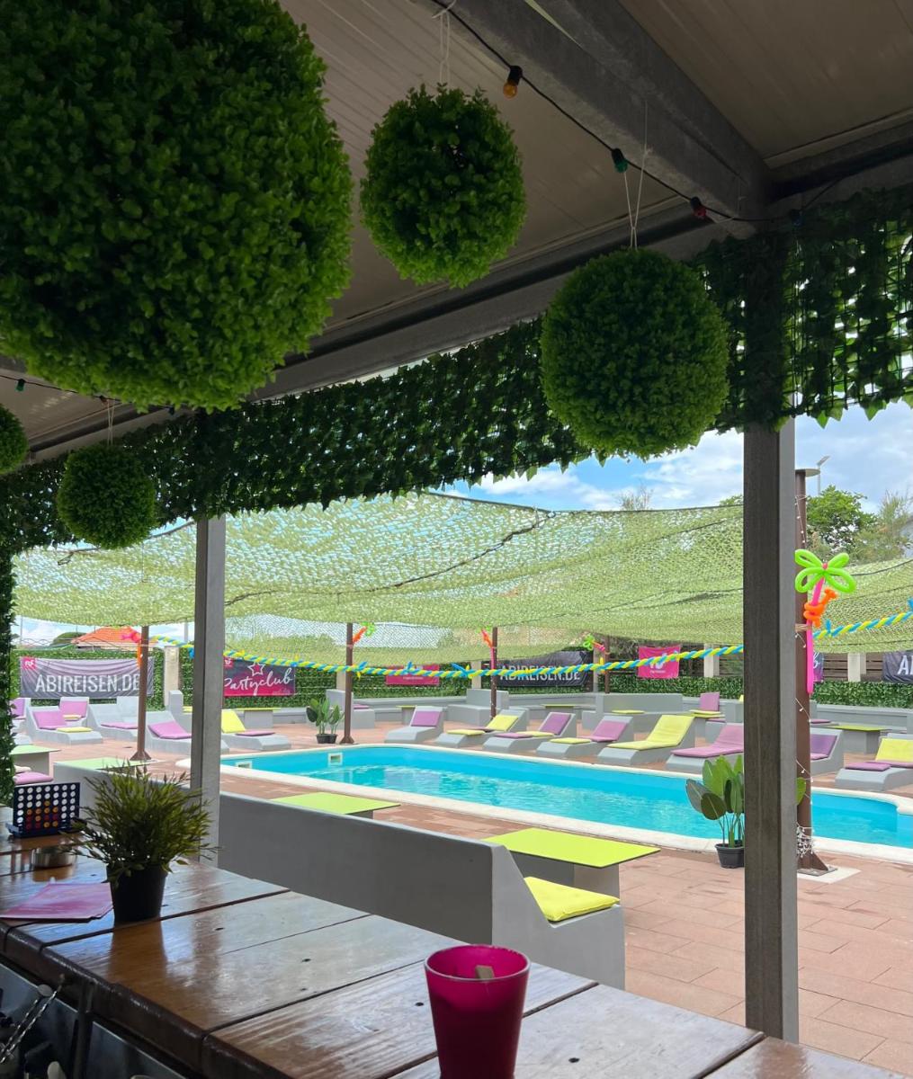 Hostel Zrće All Inclusive- ALL YOU CAN DRINK AND EAT! - Housity