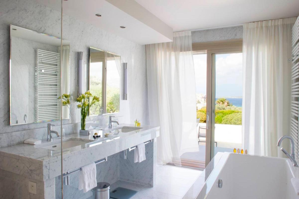Salle de bains dans l'établissement La Villa Calvi