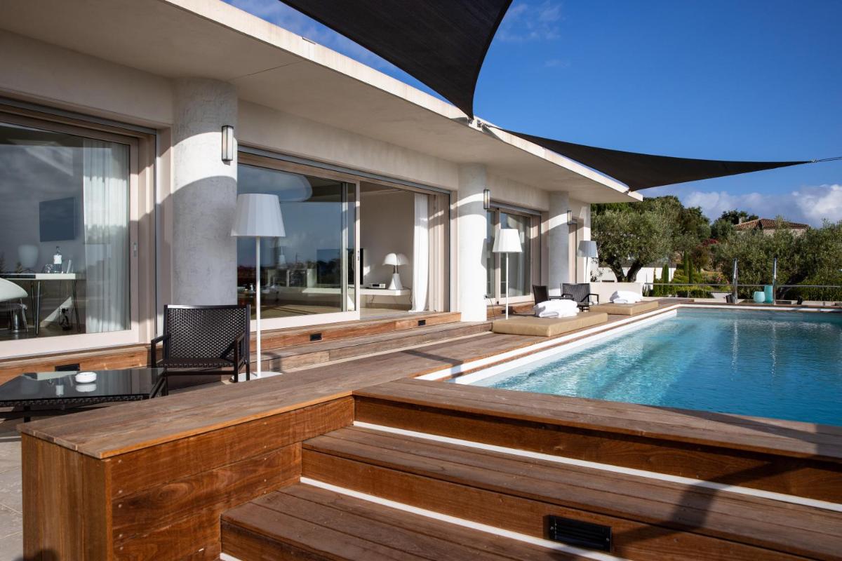 Piscine de l'établissement La Villa Calvi ou située à proximité