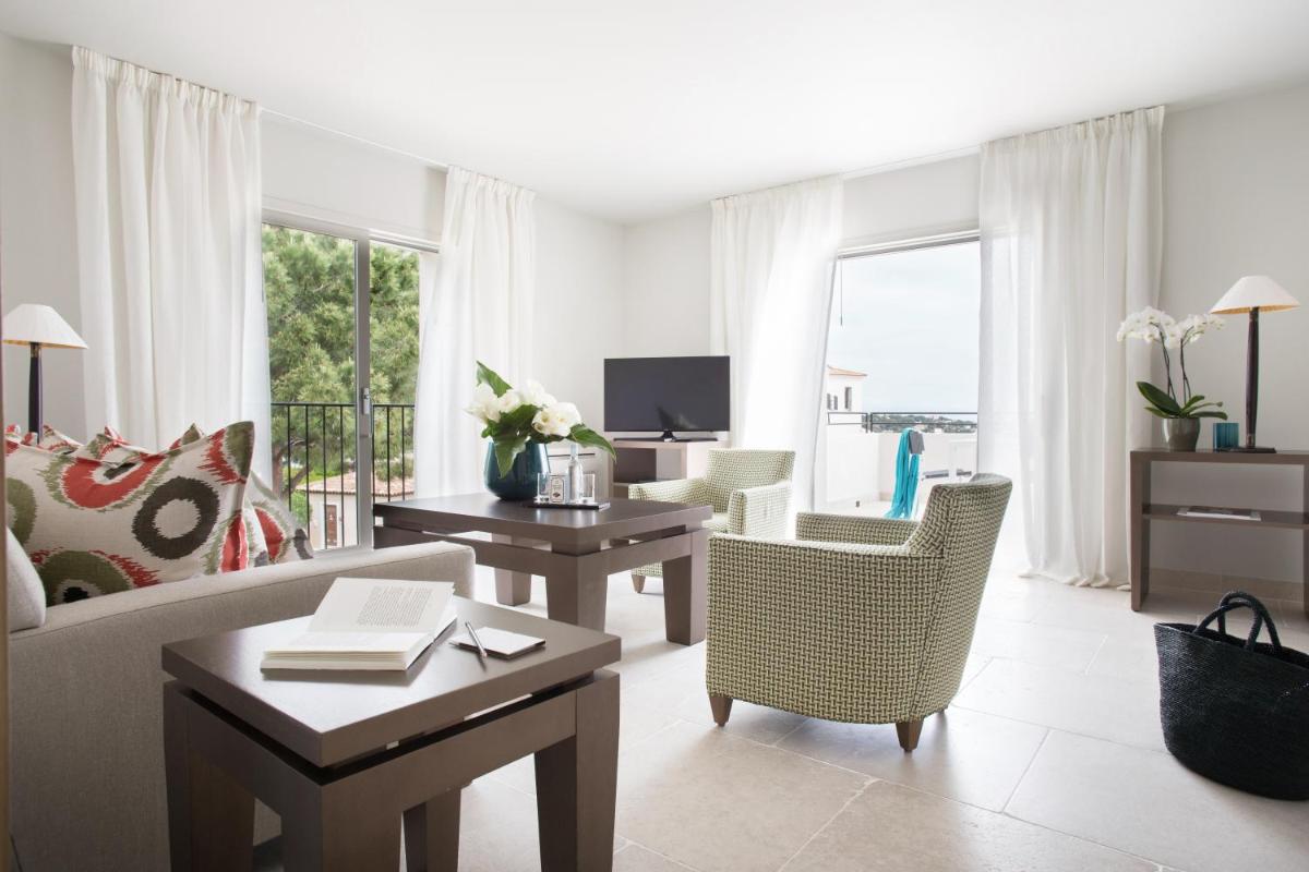 Télévision ou salle de divertissement dans l'établissement La Villa Calvi