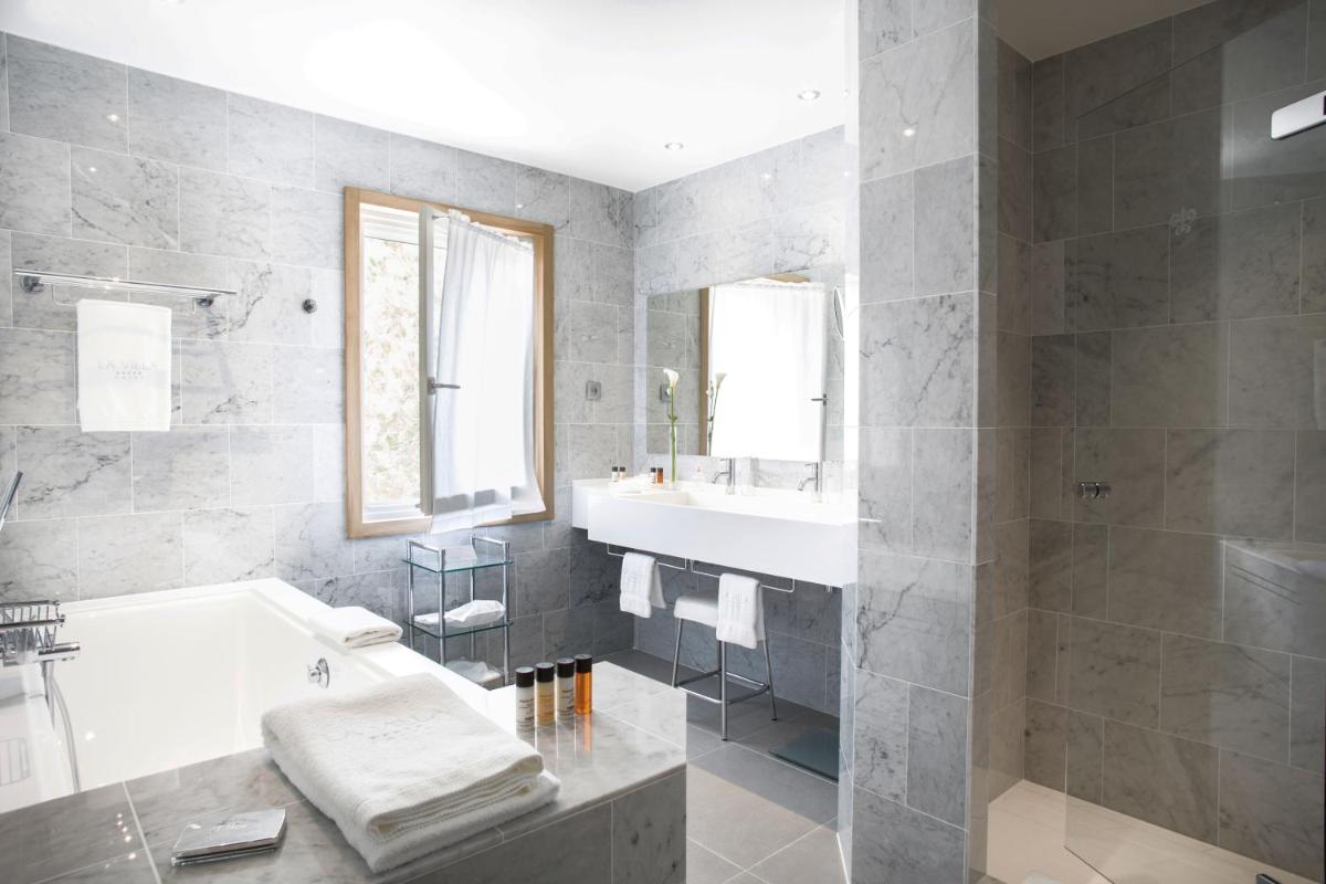 Salle de bains dans l'établissement La Villa Calvi
