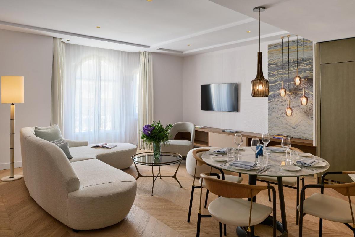 Télévision ou salle de divertissement dans l'établissement Carlton Cannes, a Regent Hotel