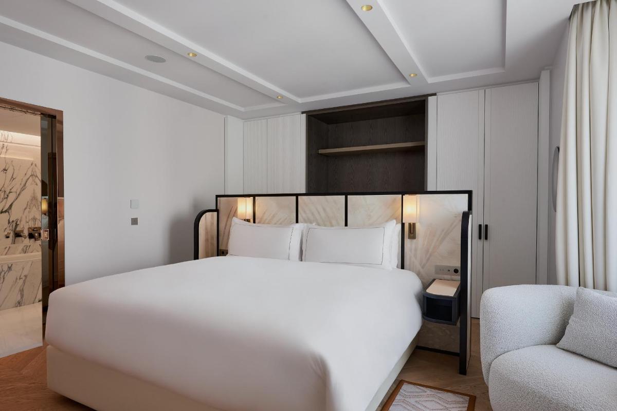 Un ou plusieurs lits dans un hébergement de l'établissement Carlton Cannes, a Regent Hotel