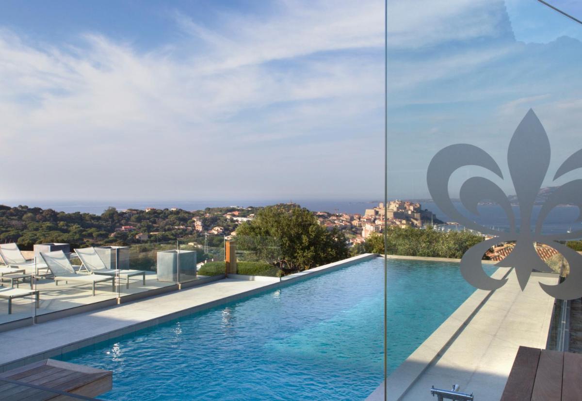 Piscine de l'établissement La Villa Calvi ou située à proximité