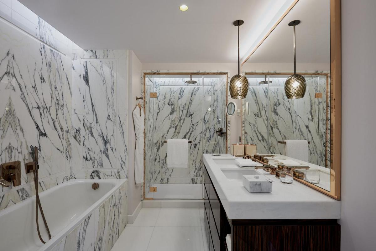 Salle de bains dans l'établissement Carlton Cannes, a Regent Hotel