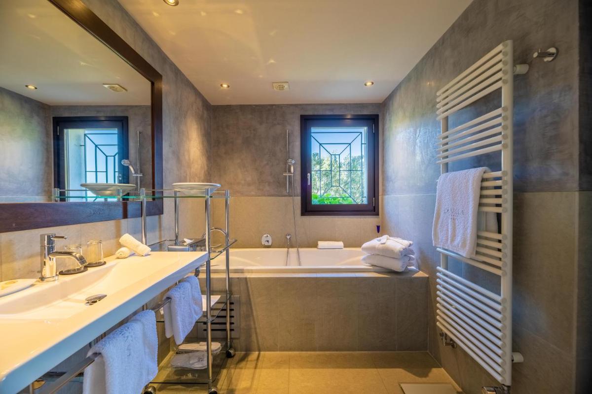Salle de bains dans l'établissement La Villa Calvi