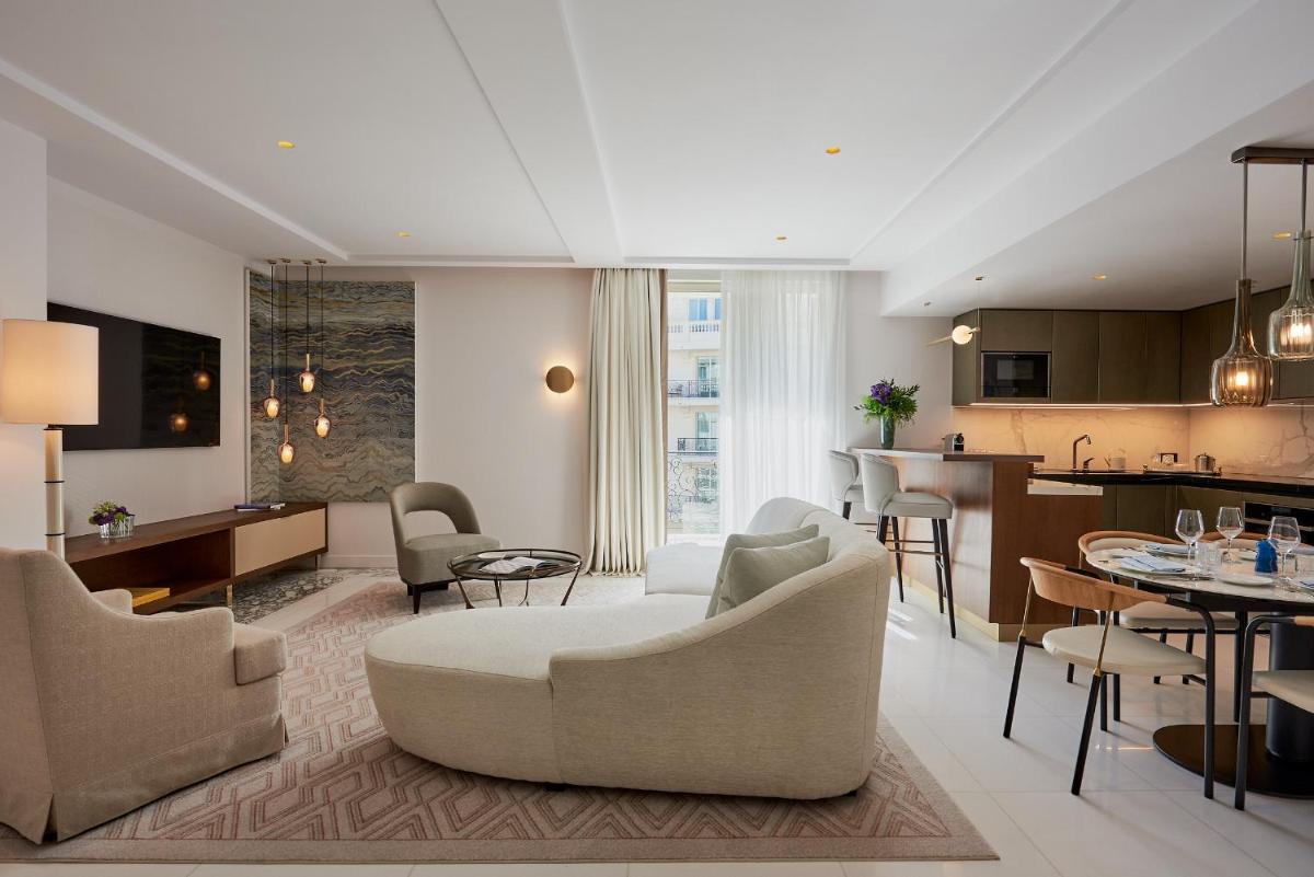 Coin salon dans l'établissement Carlton Cannes, a Regent Hotel