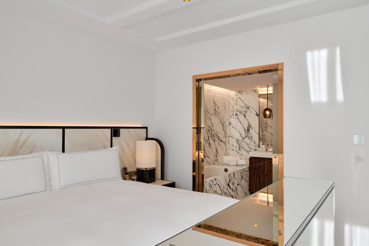 Un ou plusieurs lits dans un hébergement de l'établissement Carlton Cannes, a Regent Hotel