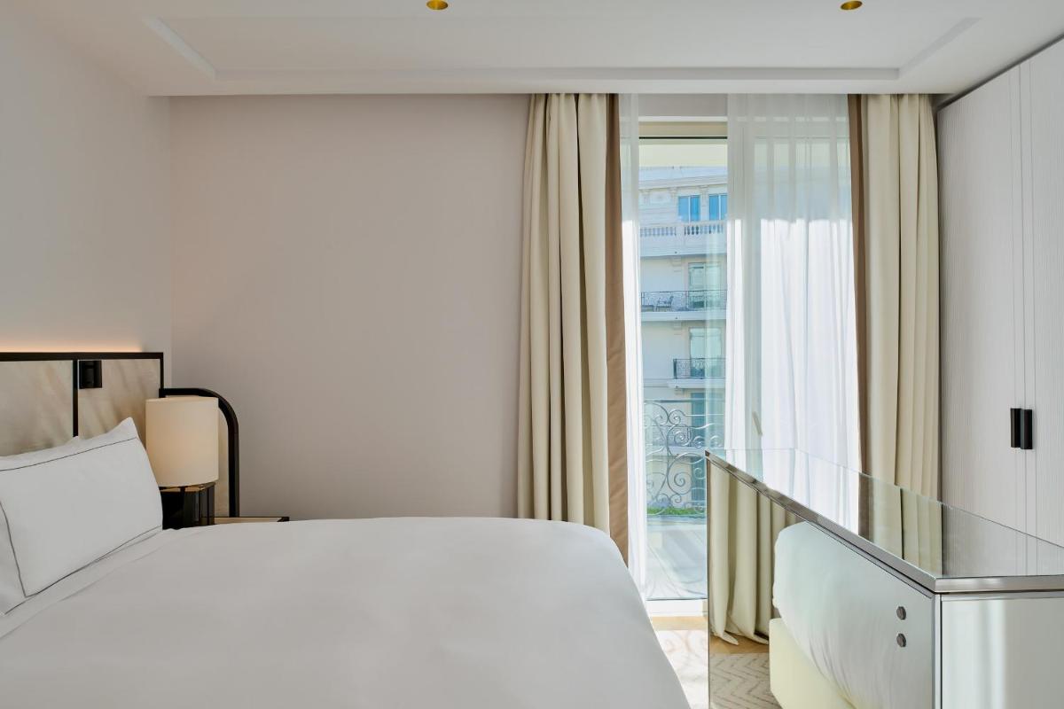 Un ou plusieurs lits dans un hébergement de l'établissement Carlton Cannes, a Regent Hotel