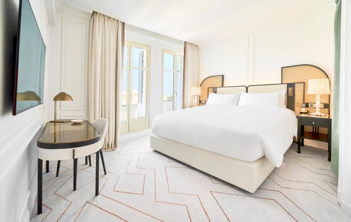 Un ou plusieurs lits dans un hébergement de l'établissement Carlton Cannes, a Regent Hotel