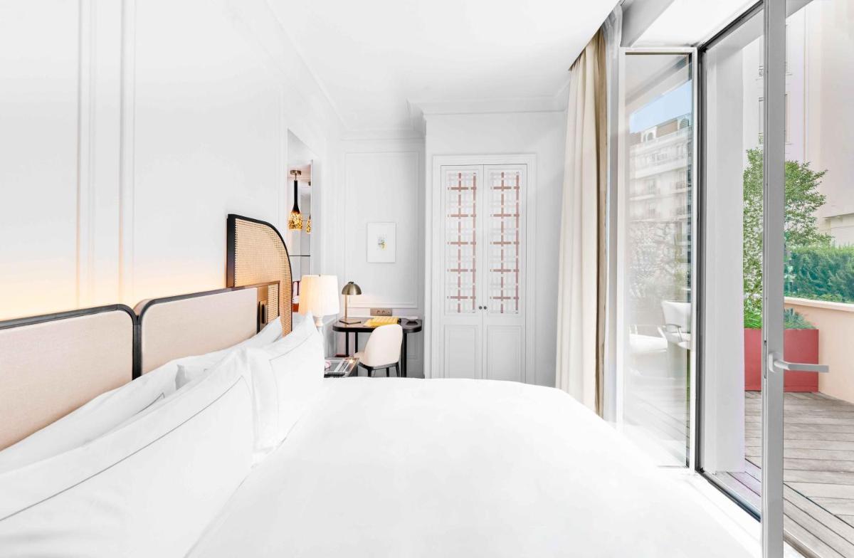 Un ou plusieurs lits dans un hébergement de l'établissement Carlton Cannes, a Regent Hotel