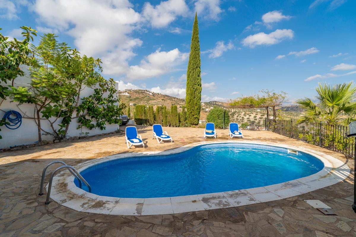 Iris stunning views heated pool - Housity