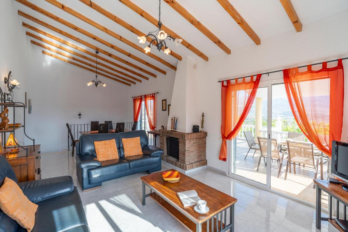 Iris stunning views heated pool - Housity