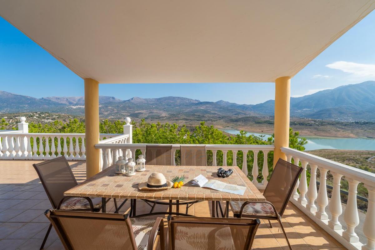 Iris stunning views heated pool - Housity