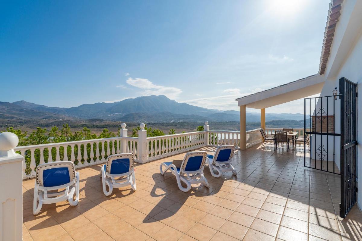 Iris stunning views heated pool - Housity